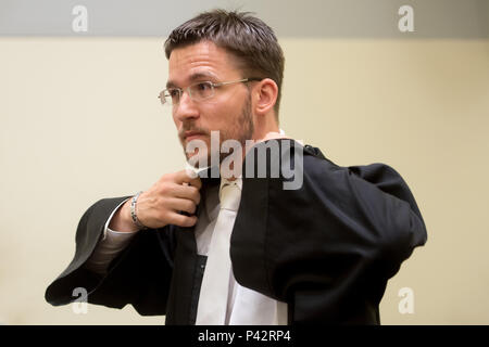 München, Bayern. 20 Juni, 2018. Mathias Grasel, Rechtsanwalt, beim Oberlandesgericht München während der NSU-Prozess fotografiert. Neue verteidigungsmittel werden aus Zschaepe der Verteidigung an diesem Tag der Studie erwartet. Quelle: Tobias Hase/dpa/Alamy leben Nachrichten Stockfoto