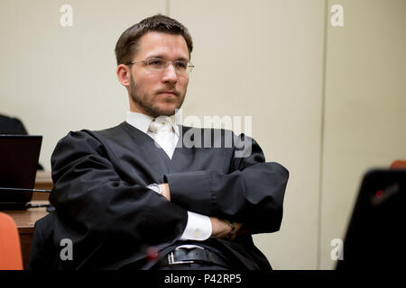 München, Bayern. 20 Juni, 2018. Mathias Grasel, Rechtsanwalt, beim Oberlandesgericht München während der NSU-Prozess sitzen. Neue verteidigungsmittel werden aus Zschaepe der Verteidigung an diesem Tag der Studie erwartet. Quelle: Tobias Hase/dpa/Alamy leben Nachrichten Stockfoto