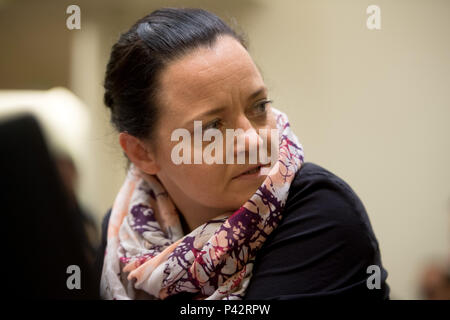 München, Bayern. 20 Juni, 2018. Die beklagte Beate Zschaepe warten auf die Fortsetzung der NSU vor dem Oberlandesgericht München. Neue verteidigungsmittel werden aus Zschaepe der Verteidigung an diesem Tag der Studie erwartet. Quelle: Tobias Hase/dpa/Alamy leben Nachrichten Stockfoto