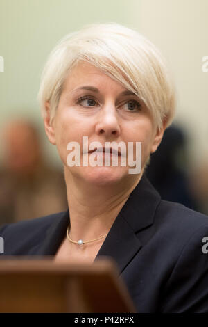 München, Bayern. 20 Juni, 2018. Rechtsanwalt Anja Sturm warten auf die Fortsetzung der NSU vor dem Oberlandesgericht München. Neue verteidigungsmittel werden aus Zschaepe der Verteidigung an diesem Tag der Studie erwartet. Quelle: Tobias Hase/dpa/Alamy leben Nachrichten Stockfoto