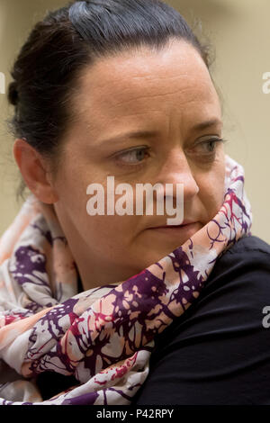 München, Bayern. 20 Juni, 2018. Die beklagte Beate Zschaepe warten auf die Fortsetzung der NSU vor dem Oberlandesgericht München. Neue verteidigungsmittel werden aus Zschaepe der Verteidigung an diesem Tag der Studie erwartet. Quelle: Tobias Hase/dpa/Alamy leben Nachrichten Stockfoto