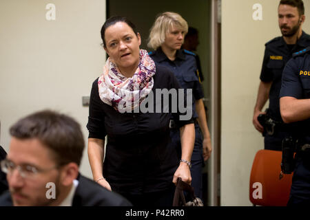 München, Bayern. 20 Juni, 2018. Die beklagte Beate Zschaepe für die NSU vor dem Oberlandesgericht München ankommt. Neue verteidigungsmittel werden aus Zschaepe der Verteidigung an diesem Tag der Studie erwartet. Quelle: Tobias Hase/dpa/Alamy leben Nachrichten Stockfoto