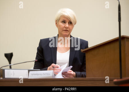 München, Bayern. 20 Juni, 2018. Rechtsanwalt Anja Sturm warten auf die Fortsetzung der NSU vor dem Oberlandesgericht München. Neue verteidigungsmittel werden aus Zschaepe der Verteidigung an diesem Tag der Studie erwartet. Quelle: Tobias Hase/dpa/Alamy leben Nachrichten Stockfoto