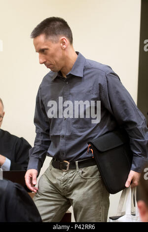 München, Bayern. 20 Juni, 2018. Die beklagte Ralf Wohlleben für NSU vor dem Oberlandesgericht München ankommt. Neue verteidigungsmittel werden aus Zschaepe der Verteidigung an diesem Tag der Studie erwartet. Quelle: Tobias Hase/dpa/Alamy leben Nachrichten Stockfoto