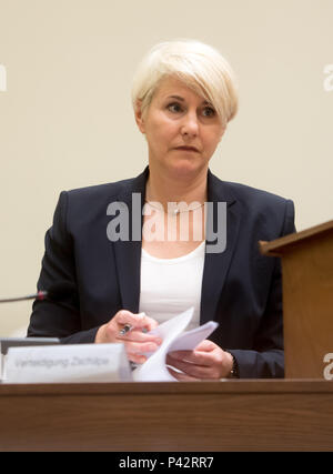 München, Bayern. 20 Juni, 2018. Rechtsanwalt Anja Sturm warten auf die Fortsetzung der NSU vor dem Oberlandesgericht München. Neue verteidigungsmittel werden aus Zschaepe der Verteidigung an diesem Tag der Studie erwartet. Quelle: Tobias Hase/dpa/Alamy leben Nachrichten Stockfoto