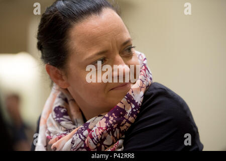München, Bayern. 20 Juni, 2018. Die beklagte Beate Zschaepe warten auf die Fortsetzung der NSU vor dem Oberlandesgericht München. Neue verteidigungsmittel werden aus Zschaepe der Verteidigung an diesem Tag der Studie erwartet. Quelle: Tobias Hase/dpa/Alamy leben Nachrichten Stockfoto