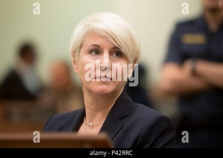 München, Bayern. 20 Juni, 2018. Rechtsanwalt Anja Sturm warten auf die Fortsetzung der NSU vor dem Oberlandesgericht München. Neue verteidigungsmittel werden aus Zschaepe der Verteidigung an diesem Tag der Studie erwartet. Quelle: Tobias Hase/dpa/Alamy leben Nachrichten Stockfoto