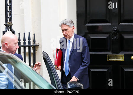 Downing Street. London. UK vom 20. Juni 2018 - Philip Hammond - Bundeskanzler fährt von Nummer 11 Downing Street im Unterhaus zu Besuchen des Ministerpräsidenten Fragen (PMQs). Credit: Dinendra Haria/Alamy leben Nachrichten Stockfoto