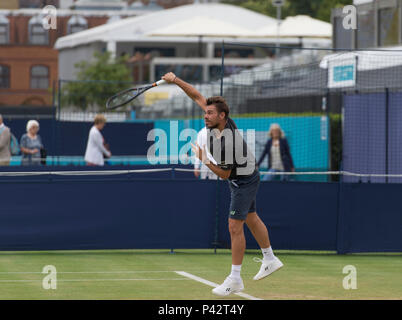 Die Queen's Club, London, Großbritannien. 20 Juni, 2018. Stan Wawrinka (GBR) in einer morgendlichen Training am Tag 3 Der grass Court Tennis Meisterschaften, ein Vorspiel zu Wimbledon. Credit: Malcolm Park/Alamy Leben Nachrichten. Stockfoto