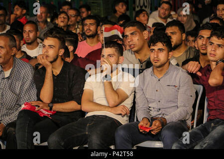 Gaza, Palästina. 19 Juni, 2018. Das Leid der palästinensischen Fans, da sie der ägyptischen Team Match im Gaza Hafen beobachtet. Palästinenser auf einem großen Bildschirm die Russland 2018 World Cup Gruppe ein Fußballspiel zwischen Russland und Ägypten im Seaport in Gaza Stadt beobachten. Russland gewann 3-1. Credit: Ahmad Hasaballah/SOPA Images/ZUMA Draht/Alamy leben Nachrichten Stockfoto