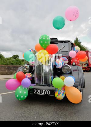 Glasgow, Schottland, Großbritannien. 20., Juni, 2018. Taxifahrer heute ihre Kabinen für die jährliche Taxi laufen, die behinderte Kinder auf einen Tagesausflug nach Troon in Ayrshire eingerichtet. Stockfoto