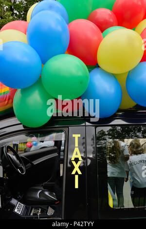 Glasgow, Schottland, Großbritannien. 20., Juni, 2018. Taxis waren mit Ballons am jährlichen Taxi laufen, die behinderte Kinder auf einen Tagesausflug nach Troon in Ayrshire eingerichtet. Stockfoto
