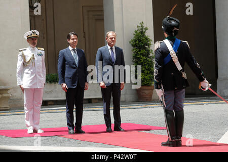 Rom, Italien. 20. Juni 2018. Palazzo Chigi. Der italienische Premier trifft der Präsident des Europäischen Rates. und Donald Franciszek Tusk Roma 20/06/2018. Palazzo Chigi. Incontro tra il Presidente del Consiglio Italiano ed il Presidente del Consiglio Europeo. Rom 20. Juni. Palazzo Chigi. Der italienische Premier trifft der Präsident des Europäischen Rates. Foto Samantha Zucchi Insidefoto Credit: insidefoto Srl/Alamy leben Nachrichten Stockfoto