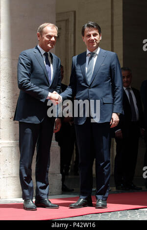 Rom, Italien. 20. Juni 2018. Palazzo Chigi. Der italienische Premier trifft der Präsident des Europäischen Rates. und Donald Franciszek Tusk Roma 20/06/2018. Palazzo Chigi. Incontro tra il Presidente del Consiglio Italiano ed il Presidente del Consiglio Europeo. Rom 20. Juni. Palazzo Chigi. Der italienische Premier trifft der Präsident des Europäischen Rates. Foto Samantha Zucchi Insidefoto Credit: insidefoto Srl/Alamy leben Nachrichten Stockfoto