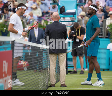 Die Queen's Club, London, Großbritannien. 20 Juni, 2018. Tag 3 auf dem Center Court mit Frances Tiafoe (USA), rechts, vs Leonardo Mayer (ARG). Credit: Malcolm Park/Alamy Leben Nachrichten. Stockfoto