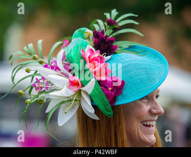 Royal Ascot, Berkshire, Großbritannien, 20. Juni 2018 bunte Hüte auf den zweiten Tag des Royal Ascot 20 Juni 2018 Credit John Beasley Stockfoto