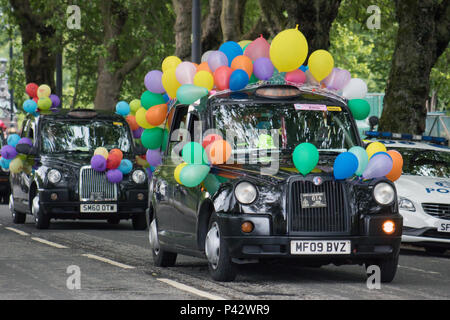 Glasgow, Schottland, Großbritannien. 20 Juni, 2018. In diesem Jahr Glasgow Taxi Outing von Kelvin im West End. Organisiert von der Glasgow Taxi Outing Fonds durch Fundraising und Sponsoring, die jährliche Reise nimmt Kinder mit zusätzlicher Unterstützung braucht, und ihre Eltern und Betreuer, in der Küstenstadt Troon, South Ayrshire, für einen unvergesslichen Tag. Dies ist der 73. Reise seit seiner Einführung im Jahr 1945. Die Veranstaltung bietet über 100 Taxis liebevoll von ihren Treibern ausgestattet, viele tragen Kostüme, die alle ehrenamtlich. Iain McGuinness/Alamy leben Nachrichten Stockfoto