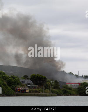 Baltimore, Irland. 20 Juni, 2018. Ein großes Feuer in der Fischfabrik in der Nähe von Baltimore heute verursacht die Evakuierung der örtlichen Schule. Riesige Schwaden von toxischen Rauch wurden in Richtung der Schule, wodurch die Evakuierung durchgeführt. Feuerlöschfahrzeuge aus der ganzen Umgebung besucht wie Feuerwehrleute kämpften die Flamme zu steuern. Lokale Straßen wurden mit Umleitungen, geschlossen, aber keine Verletzten gemeldet. Credit: aphperspective/Alamy leben Nachrichten Stockfoto