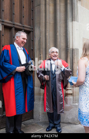 Oxford, Großbritannien, 20. Juni 2018. Filmregisseur Martin Scorsese unterhält sich vor der Encaenia-Zeremonie mit einem Fellow der Oxford University vor dem Exeter College in Oxford, bei der er einen Ehrengrad für seine Arbeit im Film erhielt. Encaenia ist die Zeremonie, bei der die University of Oxford ehrenamtliche Abschlüsse an prominente Männer und Frauen vergibt und an ihre Wohltäter erinnert. Sie findet jährlich am Mittwoch der neunten Woche während der Trinity-Amtszeit statt. Quelle: Martin Anderson/Alamy Live News Stockfoto