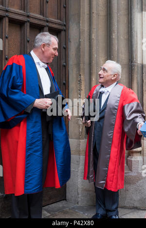 Oxford, Großbritannien, 20. Juni 2018. Filmregisseur Martin Scorsese unterhält sich vor der Encaenia-Zeremonie mit einem Fellow der Oxford University vor dem Exeter College in Oxford, bei der er einen Ehrengrad für seine Arbeit im Film erhielt. Encaenia ist die Zeremonie, bei der die University of Oxford ehrenamtliche Abschlüsse an prominente Männer und Frauen vergibt und an ihre Wohltäter erinnert. Sie findet jährlich am Mittwoch der neunten Woche während der Trinity-Amtszeit statt. Quelle: Martin Anderson/Alamy Live News Stockfoto