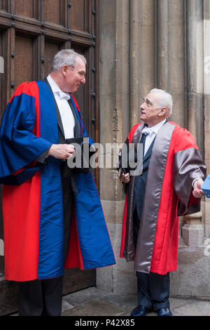 Oxford, Großbritannien, 20. Juni 2018. Filmregisseur Martin Scorsese unterhält sich vor der Encaenia-Zeremonie mit einem Fellow der Oxford University vor dem Exeter College in Oxford, bei der er einen Ehrengrad für seine Arbeit im Film erhielt. Encaenia ist die Zeremonie, bei der die University of Oxford ehrenamtliche Abschlüsse an prominente Männer und Frauen vergibt und an ihre Wohltäter erinnert. Sie findet jährlich am Mittwoch der neunten Woche während der Trinity-Amtszeit statt. Quelle: Martin Anderson/Alamy Live News Stockfoto