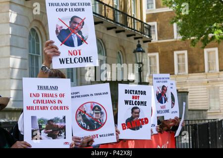 Downing Street. London. UK vom 20. Juni 2018 - Die Demonstranten versammeln sich außerhalb der Downing Street, als der britische Premierminister Theresa May treffen Prayut Chan-o-cha Premierminister von Thailand später heute. Credit: Dinendra Haria/Alamy leben Nachrichten Stockfoto