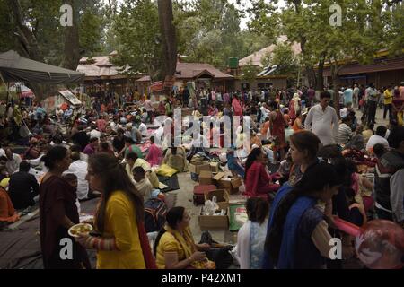 Ganderbal, Kaschmir, Indien. 20 Juni, 2018. Tausende von Kaschmir Pandits drängten die Kheer Bhawani Tempel auf dem Anlass der jährlichen kheer Bhawani Festival in der Tullmulla, Ganderbal in Indian-Administered - Kaschmir am Mittwoch, den 20. Juni 2018. Credit: Sanna Irshad Mattoo/ZUMA Draht/Alamy leben Nachrichten Stockfoto