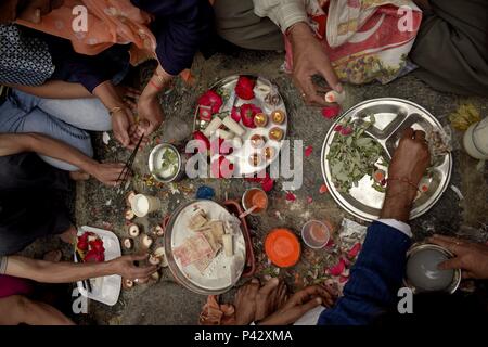 Ganderbal, Kaschmir, Indien. 20 Juni, 2018. Kaschmir hinduistischen Rituale an der Kheer Bhawani Tempel auf dem Anlass der jährlichen kheer Bhawani Festival in der Tullmulla, Ganderbal in Indian-Administered - Kaschmir am Mittwoch, den 20. Juni 2018. Credit: Sanna Irshad Mattoo/ZUMA Draht/Alamy leben Nachrichten Stockfoto