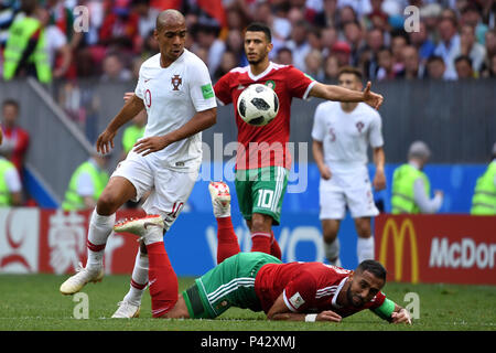 Moskau, Russland. 20 Juni, 2018. Fußball, Wm, Portugal vs Marokko, Gruppe B Vorläufige, im Luzhniki Stadion. Portugal Joao Mario (l) und Marokkos Prairie Benatia (unten). Credit: Federico Gambarini/dpa/Alamy leben Nachrichten Stockfoto