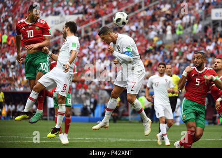 Moskau, Russland. 20 Juni, 2018. Fußball, Wm, Portugal vs Marokko, Gruppe B Vorläufige, im Luzhniki Stadion. Marokkos Younes Belhanda (L-R), Portugal Joao Moutinho und Cristiano Ronaldo, der mit Marokko's Prairie Benatia. Credit: Federico Gambarini/dpa/Alamy leben Nachrichten Stockfoto