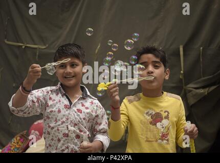 Ganderbal, Kaschmir, Indien. 20 Juni, 2018. Kinder blasen Seifenblase an der Kheer Bhawani Tempel auf dem Anlass der jährlichen kheer Bhawani Festival in der Tullmulla, Ganderbal in Indian-Administered - Kaschmir am Mittwoch, den 20. Juni 2018. Credit: Sanna Irshad Mattoo/ZUMA Draht/Alamy leben Nachrichten Stockfoto