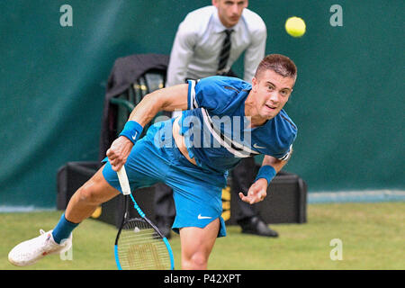 Halle, Deutschland. 20. Juni 2018 Gerry Weber Stadion, Halle/Westfalen, GER, ATP World Tour 500 Ereignis, 26 Gerry Weber Open 2018 vom 18.-24. Juni, im Bild Borna AUoriA ‡/Coric (CRO) am Dienen Foto © nordphoto/Mauelshagen | Verwendung der weltweiten Kredit: dpa/Alamy leben Nachrichten Stockfoto