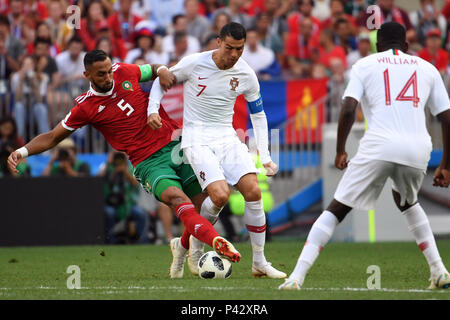 Moskau, Russland. 20 Juni, 2018. Fußball, Wm, Portugal vs Marokko, Gruppe B Vorläufige, im Luzhniki Stadion. Marokko's Prairie Benatia (L-R) und Portugals Cristiano Ronaldo und William Carvalho. Credit: Federico Gambarini/dpa/Alamy leben Nachrichten Stockfoto