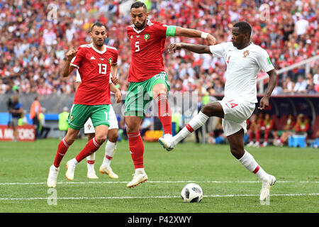 Moskau, Russland. 20 Juni, 2018. Fußball, Wm, Portugal vs Marokko, Gruppe B Vorläufige, im Luzhniki Stadion. Portugals William Carvalho (r-l), der marokkanische Prairie Benatia und Khalid Boutaib. Credit: Federico Gambarini/dpa/Alamy leben Nachrichten Stockfoto