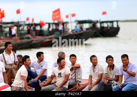 Nanchang, China's Jiangxi Province. 20 Juni, 2018. Fischer bereiten sie Fisch in der Poyang See in Yugan County an, der ostchinesischen Provinz Jiangxi, 20. Juni 2018. Die jährlichen Angeln Verbot der Poyang See, Chinas größter Süßwassersee, wurde am Mittwoch aufgehoben. Credit: Yan Ronghua/Xinhua/Alamy leben Nachrichten Stockfoto