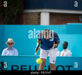 Die Queen's Club, London, Großbritannien. 20 Juni, 2018. Tag 3 auf dem Center Court mit Stan Wawrinka (SUI) in Aktion gegen Sam Querrey (USA). Credit: Malcolm Park/Alamy Leben Nachrichten. Stockfoto