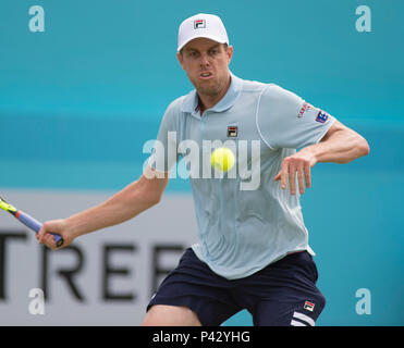 Die Queen's Club, London, Großbritannien. 20 Juni, 2018. Tag 3 auf dem Center Court mit Sam Querrey (USA) in Aktion gegen Stan Wawrinka (SUI). Credit: Malcolm Park/Alamy Leben Nachrichten. Stockfoto