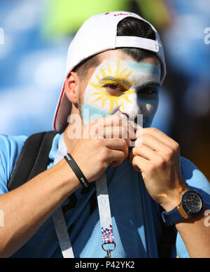 Rostov am Don. 20 Juni, 2018. Ein Fan von Uruguay wird vor einer Gruppe ein Match zwischen Uruguay und Saudi Arabien, bei der FIFA Fußball-Weltmeisterschaft 2018 in Rostow-am-Don, Russland, 20. Juni 2018. Credit: Li Ming/Xinhua/Alamy leben Nachrichten Stockfoto