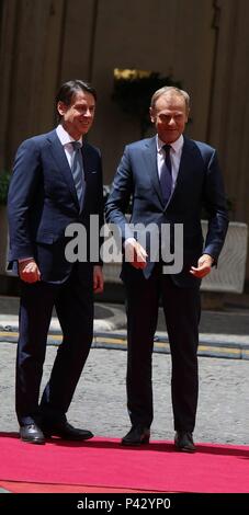 Rom, Italien. 20. Juni 2018. Im Palazzo Chigi DER ERSTE MINISTER GIUSEPPE CONTE ERHÄLT PRÄSIDENT DES RATES DER EU Donald Tusk - (ANTONIA CESAREO, Rom - 2018-06-20) ps das Foto verwendet werden können, wobei der Kontext, in dem es aufgenommen wurde, und ohne beleidigende Absicht der Dekoration der Menschen vertreten Credit: Unabhängige Fotoagentur Srl/Alamy leben Nachrichten Stockfoto