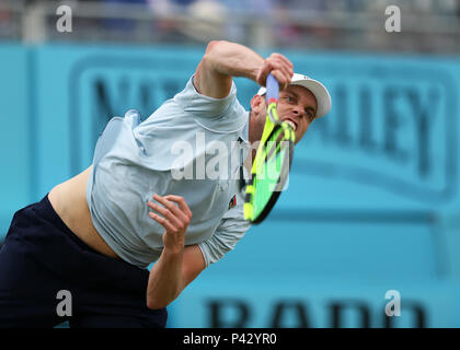 Queens Club, London, Großbritannien. 20 Juni, 2018. Das Fieber Baum Tennis Meisterschaften; Sam Querrey (USA) dient der Wawrinka Credit: Aktion plus Sport/Alamy leben Nachrichten Stockfoto