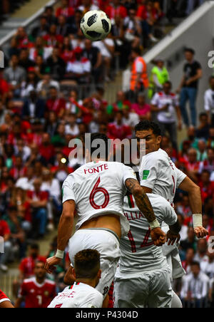 Luzhniki Stadion, Moskau, Russland. 20 Juni, 2018. FIFA Fußball-WM, Gruppe B, Portugal gegenüber Marokko; Pepe von Portugal Position die Kugel weg von Jose Fonte Portugal Credit aufgepasst: Aktion plus Sport/Alamy leben Nachrichten Stockfoto