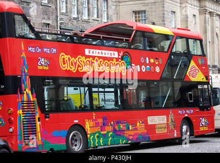 Edinburgh, Großbritannien. 20. Juni 2018. Citysightseeing-Bus wird als Touristen und Besucher der Stadt, obwohl es ein bewölkter Tag in Edinburgh, Schottland. Die Prognose ist für Sonnenschein in den nächsten Tagen. Credit: Keith Larby/Alamy leben Nachrichten Stockfoto