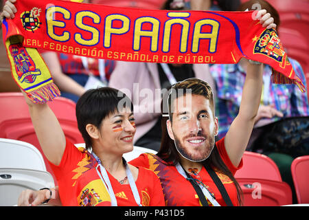 Kasan, Russland. 20 Juni, 2018. Fans von Spanien sind vor einer Gruppe B Match zwischen Spanien und dem Iran bei der FIFA Fußball-Weltmeisterschaft 2018 in Kasan, Russland, 20. Juni 2018 gesehen. Credit: Liu Dawei/Xinhua/Alamy leben Nachrichten Stockfoto