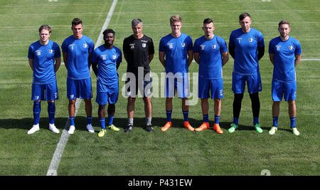 Magdeburg, Deutschland. 20 Juni, 2018. Fußball, 2. Bundesliga, Training. 1. FC Magdeburg trainer Jens Härtel (4.l) neben Joel Abu Hanna (L-R), Tobias Müller, Manfred Osei Kwadwo, Marius Buelter, Svenja Berisha, Jasmin Fejzic und Rico Preissinger. Credit: Ronny Hartmann/dpa-Zentralbild/dpa/Alamy leben Nachrichten Stockfoto