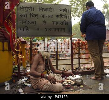 Ganderbal, Kaschmir, Indien. 20 Juni, 2018. Einer heiligen hinduistischen Mann an der Kheer Bhawani Tempel auf dem Anlass der jährlichen kheer Bhawani Festival in der Tullmulla, Ganderbal in Indian-Administered - Kaschmir. Credit: Sanna Irshad Mattoo/ZUMA Draht/Alamy leben Nachrichten Stockfoto