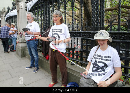 Palast von Westminster. London. UK vom 20. Juni 2018 - Anti atomkraftgegner sich am Geländer außerhalb Palast von Westminster Kette, wissen allgemein als Houses of Parliament in Westminster, London. Im Juli 2017, eine Stimme bei den Vereinten Nationen führte zu über-whelming Unterstützung für die Annahme des Vertrags über das Verbot von Kernwaffen. Aber das Vereinigte Königreich bleibt angekettet an eine nukleare "Abschreckung". Credit: Dinendra Haria/Alamy leben Nachrichten Stockfoto