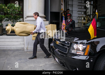 San Francisco, USA. 20 Juni, 2018. Ein Mann, der einen Jack Daniel Statue an Bundespräsident Dr. Frank-Walter Steinmeier, als er das Fairmont Hotel verlässt. Steinmeier und seine Frau sind auf einem dreitägigen Besuch in Kalifornien. Quelle: Bernd von Jutrczenka/dpa/Alamy leben Nachrichten Stockfoto