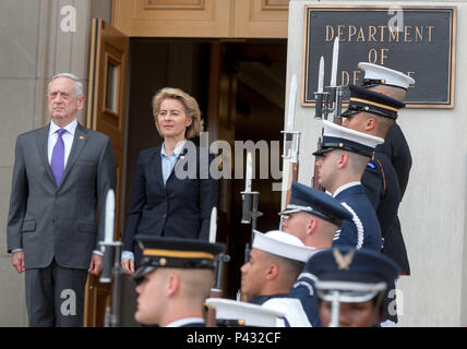 Washington, USA. 20 Juni, 2018. Verteidigungsminister Ursula von der Leyen der Christlich Demokratischen Union (CDU) erfüllt die US-Verteidigungsminister James Mattis im Vorfeld der NATO-Gipfel im Juli 2018. Credit: Jens Büttner/dpa-Zentralbild/dpa/Alamy leben Nachrichten Stockfoto