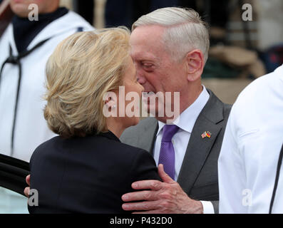 Washington, USA. 20 Juni, 2018. Verteidigungsminister Ursula von der Leyen der Christlich Demokratischen Union (CDU) erfüllt die US-Verteidigungsminister James Mattis im Vorfeld der NATO-Gipfel im Juli 2018. Credit: Jens Büttner/dpa-Zentralbild/dpa/Alamy leben Nachrichten Stockfoto