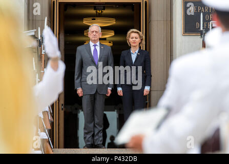 Washington, USA. 20 Juni, 2018. Verteidigungsminister Ursula von der Leyen der Christlich Demokratischen Union (CDU) erfüllt die US-Verteidigungsminister James Mattis im Vorfeld der NATO-Gipfel im Juli 2018. Credit: Jens Büttner/dpa-Zentralbild/dpa/Alamy leben Nachrichten Stockfoto